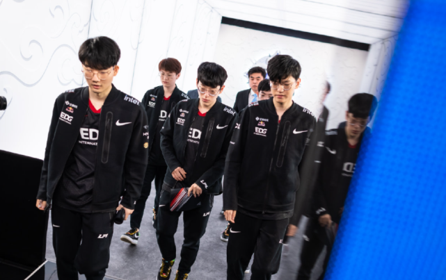 通过一系列 通过一系列